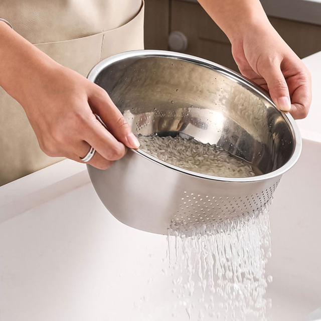 Amazon vente chaude bol de lavage de riz en acier inoxydable passoire et passoire de cuisine avec égouttoirs latéraux