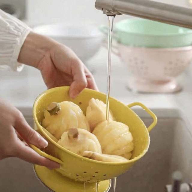 23cm 28cm Émailware Poudre Enduit Logo Personnalisé Fruits Alimentaire Passoire Émail Passoire Avec Jante En Acier Inoxydable