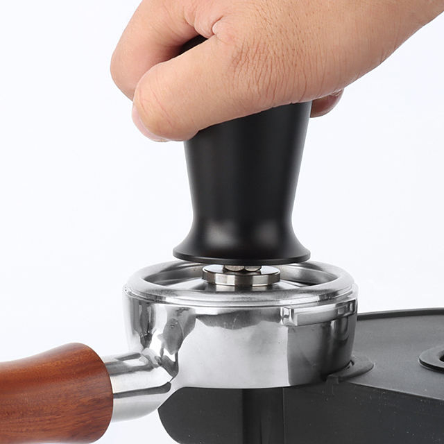 51mm Café Tamper Pression Régulée Calibrée Espresso Main Tamper 304 Base En Acier Inoxydable Noir