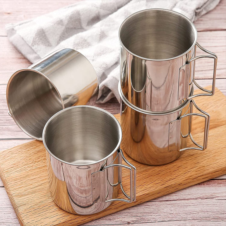 Tasses de tasse de café de camping de gobelet d'acier inoxydable de logo adapté aux besoins du client avec la poignée pliable d'oscillation pour le café et la bière