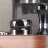 Distributeur de café réglable bleu métallique Base en acier inoxydable 304 pour lisser le niveleur de café en poudre de café