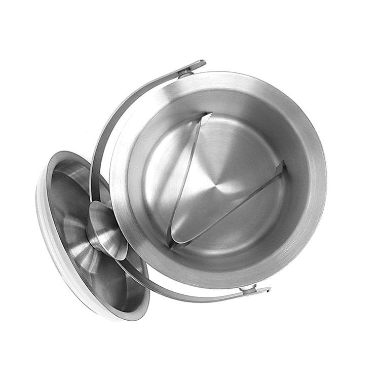 Seau à glace portable isolé en acier inoxydable à double paroi avec couvercle et pince à glace. Passoire incluse pour garder la glace froide et sèche.