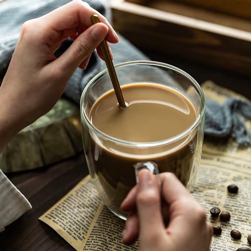 Les tasses à café ou à thé en verre à double paroi ont isolé les tasses à café de 250 ml