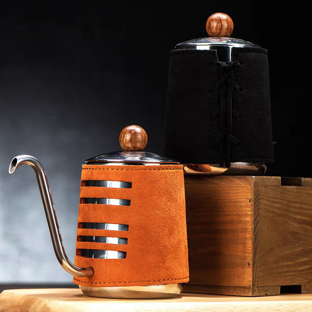 Thé et eau goutte à goutte en acier inoxydable versez sur une cafetière à expresso bouilloire à col de cygne