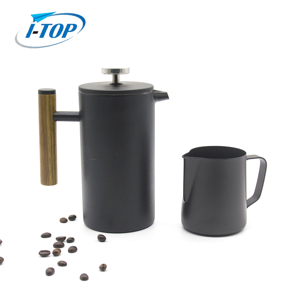 La théière est pressée à la main avec une presse française à café en acier inoxydable 304.