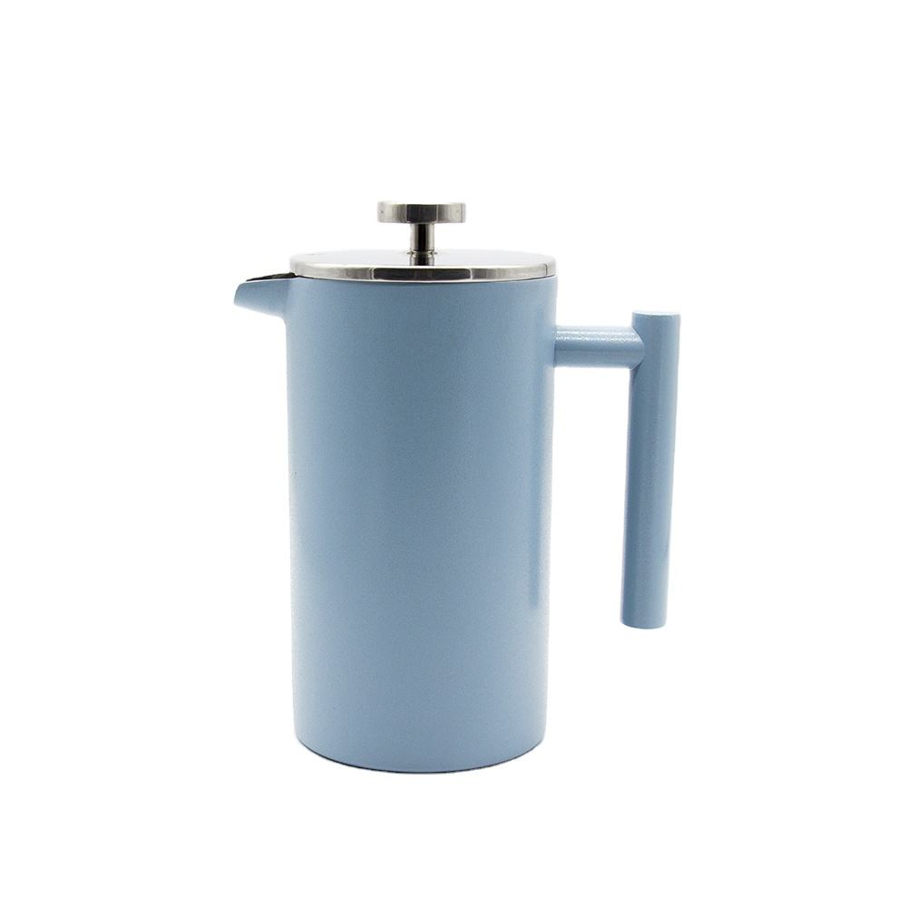 La théière est pressée à la main avec une presse française à café en acier inoxydable 304.