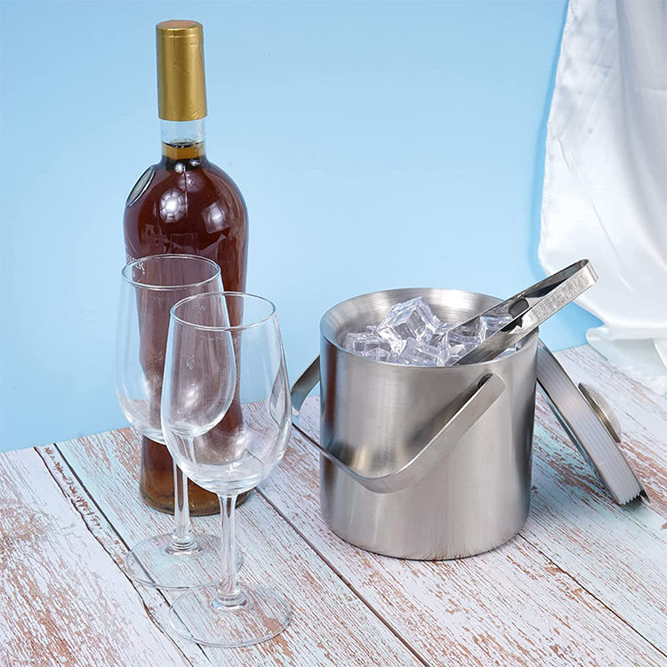 Seau à glace portable isolé en acier inoxydable à double paroi avec couvercle et pince à glace. Passoire incluse pour garder la glace froide et sèche.